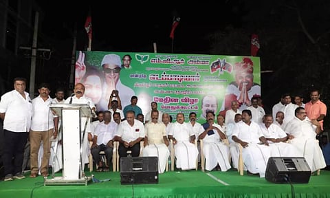 கூட்டத்தில் பொள்ளாச்சி ஜெயராமன் பேசிய காட்சி. 