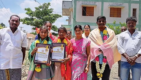 சாதனை பைடத்த மாணவ-மாணவிகள். 