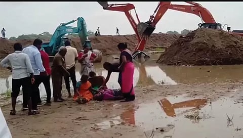 ராஜேஷின் உடலைப் பார்த்து அவரது மனைவி மோகனா மற்றும் உறவினர்கள் கதறி அழுத காட்சி.