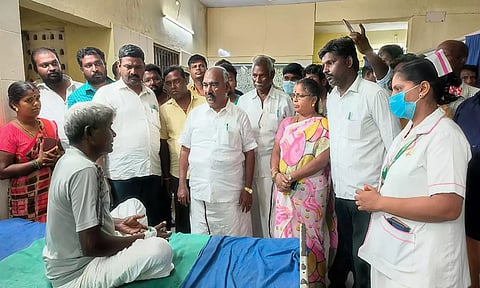 அரசு மருத்துவமனையில் சிகிச்சை பெற்றவர்களை அமைச்சர் செஞ்சி மஸ்தான் சந்தித்து ஆறுதல் கூறிய போது எடுத்த படம்.