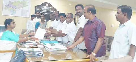 கலெக்டர் வளர்மதியிடம் பா.ம.க.வினர் மனு அளித்த காட்சி.