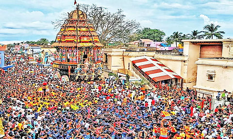 தேரோட்டத்தில் கலந்து கொண்ட பக்தர்களை படத்தில் காணலாம்.