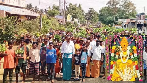 ஆனங்கூர் மாரியம்மன் கோவில் திருவிழாவை முன்னிட்டு பக்தர்கள் பால்குடம் எடுத்து ஊர்வலமாக வந்த காட்சி. 