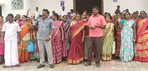 காலை சிற்றுண்டி வழங்கும் பணியை தங்களுக்கு வழங்க கோரி சத்துணவு பணியாளர்கள் ஆர்ப்பாட்டம்