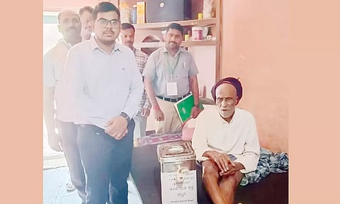 வீட்டில் இருந்து வாக்களித்த 103 வயது முதியவர் மகாதேவ மகாலிங்க மாலி.