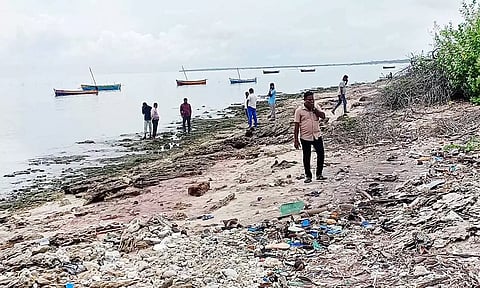 தங்கச்சிமடம் வடக்கு கடற்கரை பகுதியில் வெடிகுண்டு தடுப்பு பிரிவு போலீசார் சோதனை நடத்திய போது எடுத்த படம். 