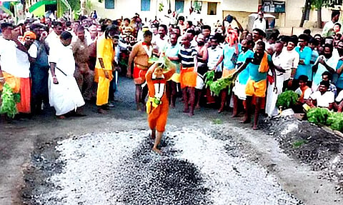 பக்தர்கள் பூக்குழி இறங்கிய காட்சி.