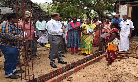 சின்னகுமட்டி ஊராட்சியில் வீட்டு கட்டுமான பணிகளை கலெக்டர் பாலசுப்ரமணியம் ஆய்வு செய்தார். அருகில் கூடுதல் கலெக்டர் மதுபாலன் உள்ளார்.