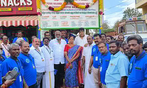 புதுவை-திண்டிவனம் பைபாஸ் சாலை பட்டானூரில் 4 சக்கர கனரக வாகன பழுது பார்ப்போர் நல சங்கம் பெயர் பலகையை ஒன்றிய சேர்மன் உஷா பி.கே.டி. முரளி திறந்து வைத்தார்.