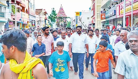 தேரோட்டத்தில் ராஜா எம்.எல்.ஏ. கலந்து கொண்ட காட்சி.