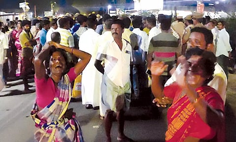 குற்றவாளிகளை கைது செய்யக்கோரி உறவினர்கள் சாலை மறியலில் ஈடுப்பட்டனர்.