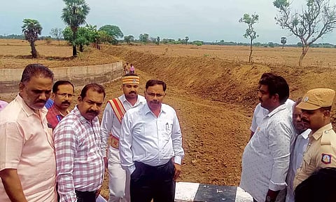 வாய்க்கால் தூர்வாரும் பணியை கலெக்டர் மகாபாரதி ஆய்வு செய்தார்.