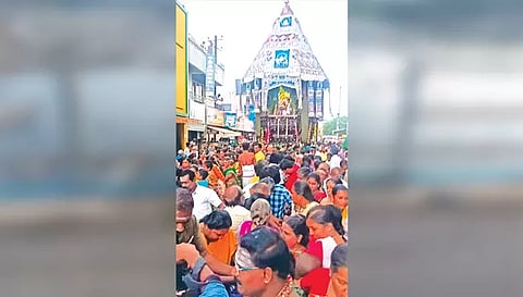 பக்தர்கள் வடம் பிடித்து தேர் இழுத்த காட்சி. 