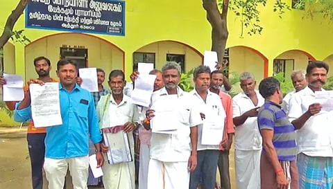 ஆத்தூர் மின்வாரிய அலுவலகத்தை விவசாயிகள் முற்றுகையிட்ட காட்சி. 