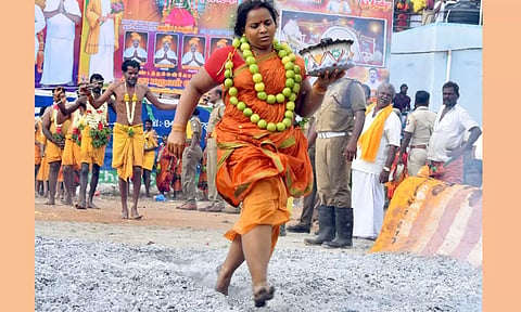 பெண் பக்தர் தீ மிதித்த காட்சி. 