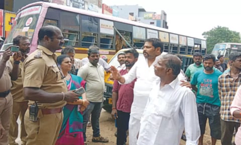 திங்கள்நகர் பஸ் நிலையத்தில் ஆக்கிரமிப்புகள் அகற்றத்திற்கு எதிர்ப்பு