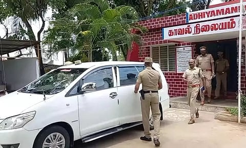 போலீஸ் சூப்பிரண்டு ஸ்டீபன் ஜேசுபாதம் ஆய்வு மேற்கொண்டு வெளியே வந்தபோது எடுத்தபடம்.