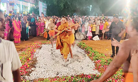 பூக்குழி இறங்கிய பக்தர்களை படத்தில் காணலாம்.
