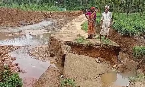 பந்தலூர் அருகே தரைப்பாலம் இடிந்து விழுந்ததால் கிராம மக்கள் தவிப்பு
