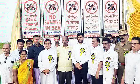 கடற்கரையில் எச்சரிக்கை பலகை அமைக்கப்பட்டு திறக்கப்பட்டது.