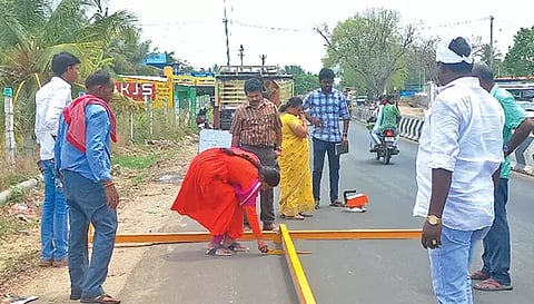 சாலை பணிகளை அதிகாரிகள் ஆய்வு செய்த காட்சி.