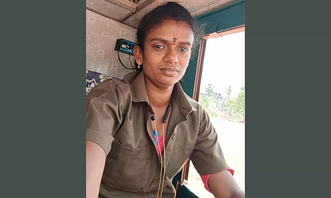 சேலத்தில் கல்லூரி பஸ்சை ஓட்டும் இளம்பெண்