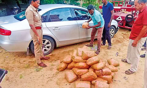 கேட்பாரற்று நின்ற சொகுசு காரையும், அதில் கடத்தி வந்த கஞ்சா பார்சல்களை போலீசார் ஆய்வு செய்ததையும் காணலாம்.