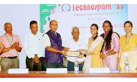 கல்லூரி முதல்வர் விஜய கிருஷ்ண ரபாகா தலைமை தாங்கிய காட்சி.