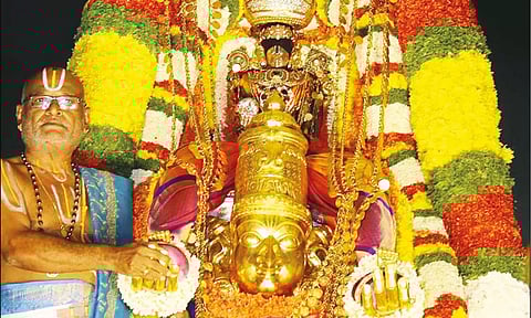 ஏழுமலையான் கோவிலில் கருடசேவை உற்சவம் நடந்த காட்சி.