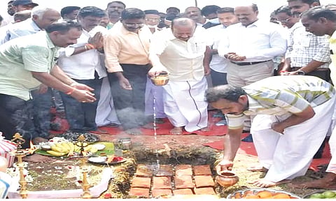 புதிய கல்லூரி கட்டுமான பணியை அமைச்சர் எம்.ஆர்.கே. பன்னீர் செல்வம் தொடங்கி வைத்தார். அருகில் கலெக்டர் பாலசுப்ரமணியம், சிந்தனை செல்வன் எம்.எல்.ஏ. உள்ளனர்.