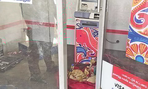 கொள்ளை முயற்சி நடந்த ஏ.டி.எம் எந்திரம்.