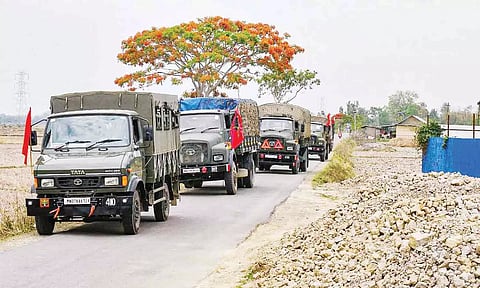 மணிப்பூரில் வன்முறை பாதித்த பகுதிகளில் கொடி அணிவகுப்பு நடத்திய ராணுவத்தினர்.