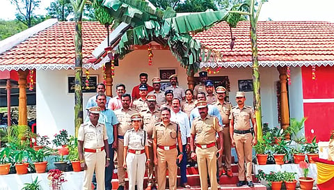 புதுப்பிக்கப்பட்ட காவல் நிலையம் முன்பு புகைப்படம் எடுத்துகொண்ட போலீஸ் அதிகாரிகள் மற்றும் போலீசார்.