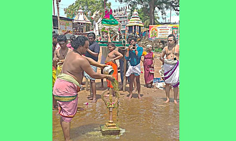 தீர்த்தவாரி நடந்தபோது எடுத்த படம்.