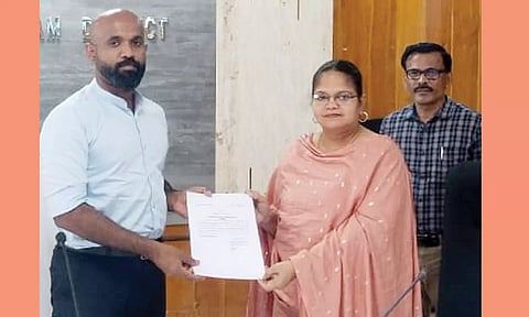 வாக்காளர் பட்டியலை கலெக்டர் ஜானிடாம் வர்கீஸ் வெளியிட, மாவட்ட மகளிர் திட்ட இயக்குநர் அபிதா ஹனீப் பெற்றுக்கொண்டார். 