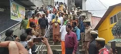 ஊட்டி காந்தல் விஸ்வநாதர் கோவிலில் தட்சிணாமூர்த்தி மடத்தில் கோவை மடாதிபதி பொறுப்பேற்க எதிர்ப்பு