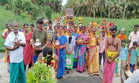 சொக்கநாதபாளையம் மாரியம்மன் கோவிலுக்கு பக்தர்கள் தீர்த்த குடங்கள் எடுத்து வந்த போது எடுத்த படம்.