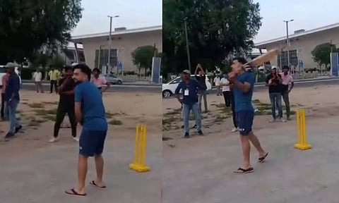 குஜராத் காந்தி நகரில் தெருவில் ரசிகர்களுடன் கிரிக்கெட் விளையாடிய ரஷித் கான்