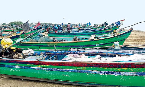 பைபர் படகுகள் கரையோரம் நிறுத்தி வைக்கப்பட்டுள்ளது.