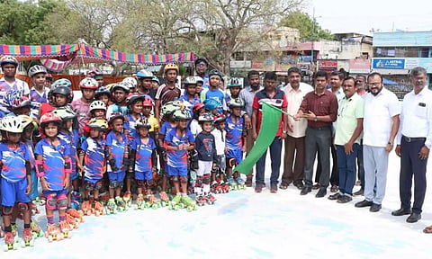 ஸ்கேட்டிங் நிகழ்ச்சியை கூடுதல் கலெக்டர் சுகபுத்ரா கொடியசைத்து தொடங்கி வைத்தார்.