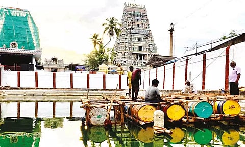 தெப்பம் கட்டுமானம் நடைபெறும் காட்சி