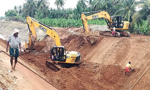 பாசன கால்வாயில் புனரமைக்கும் பணிகள் நடைபெற்று வருகிறது.