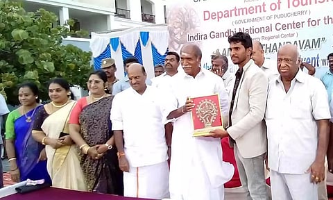 முதல்-அமைச்சர் ரங்கசாமிக்கு நிகழ்ச்சி ஒருங்கிணைப்பாளர் சங்கமம் நிறுவனர் தினேஷ்குமார் பொன்னாடை அணிவித்து நினைவு பரிசினை வழங்கினார்