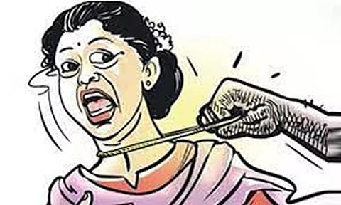 கறம்பக்குடியில் நடந்து சென்ற மூதாட்டியிடம் 4 பவுன் தங்க சங்கிலி பறிப்பு