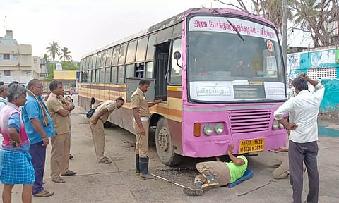 கண்ணாடி விரியன் பாம்பு இருந்ததாக கூறப்பட்ட டவுன் பஸ்சில் தீயணைப்பு மற்றும் பாம்பு பிடி வீரர்கள் சோதனை நடத்தியபோது எடுத்த படம்.