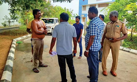 ஆரோவில் போலீஸ் துணை சூப்பிரண்டு அலுவலக வளாகத்தில் தீக்குளிக்க முயன்ற சுப்பராயனிடம் போலீசார் விசாரணை நடத்திய காட்சி.