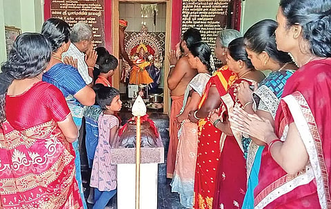 சிறப்பு பூஜை நடந்த போது எடுத்த படம்.