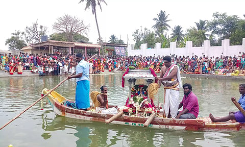 கடலூர் புது வண்டிபாளையத்தில் அப்பர் கரையேறும் ஐதீக நிகழ்ச்சியில் திரளான பக்தர்கள் சாமி தரிசனம் செய்த காட்சி.