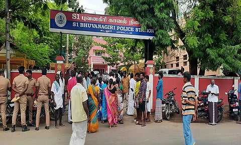 புவனகிரி போலீஸ் நிலையத்தில் குவிந்த பொதுமக்களை படத்தில் காணலம்.