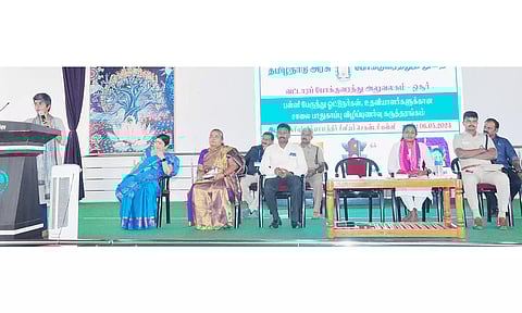 நிகழ்ச்சியில், ஓசூர் மாநகராட்சி ஆணையாளர் சினேகா, பேசியபோது எடுத்த படம்.